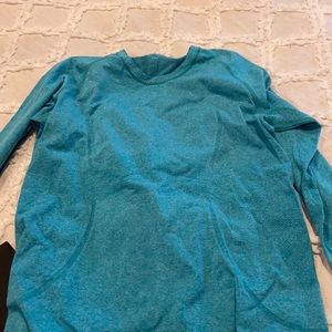 LULU LEMON LONG SLEEVE WORK OUT TOP